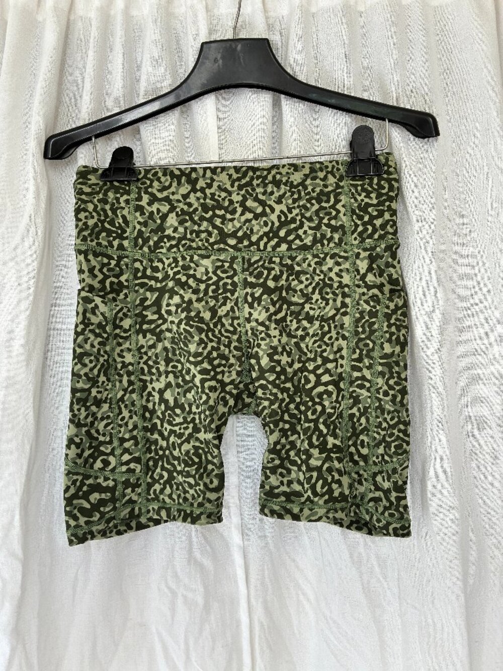 Athleta Ultimate Stash II 7" Short, Camo Print, Size M
